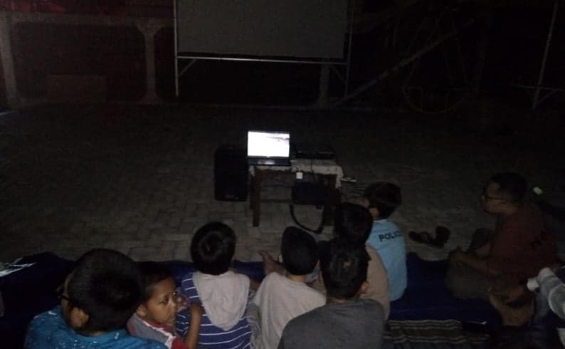 Listrik Padam, Warga Bulusan Semarang Ini Tetap Semangat Nobar Timnas Indonesia Vs Argentina