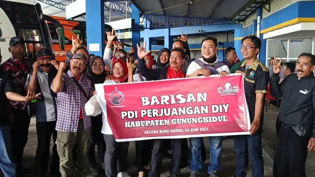 Gunakan 18 Bus, Seribuan Kader PDIP Gunungkidul Ikut Merahkan GBK Gunakan 18 Bus, Seribuan Kader PDIP Gunungkidul Ikut Merahkan GBK