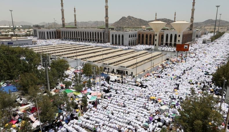 Foto-Foto Wukuf di Arafah, Suhu 43 Derajat Celsius Tak Surutkan Jemaah Naik Jabal Rahmah