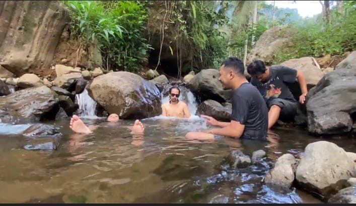Asyiknya Liburan di Curug Pletuk Banjarnegara, Ciblon di Sumber Mata Air Sungai Pedesaan
