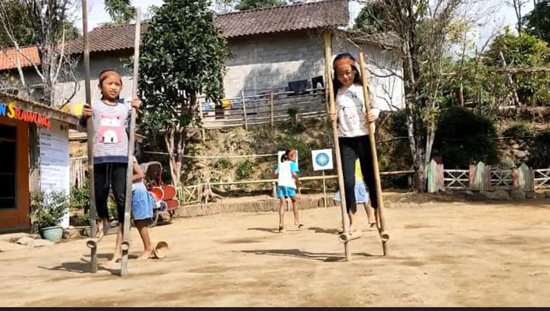 Serunya Anak-anak Lereng Gunung Merbabu Isi Liburan Sekolah, Main Egrang hingga Bakiak