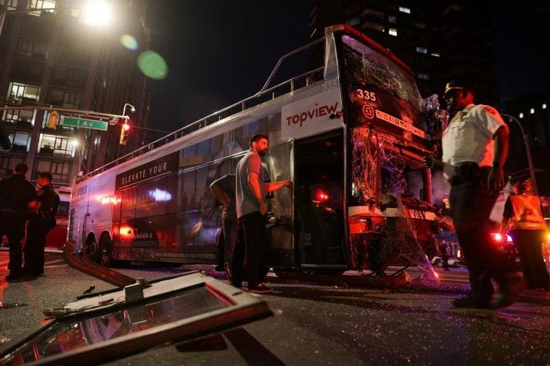 2 Bus Tabrakan di Manhattan New York, Belasan Orang Dilarikan ke RS