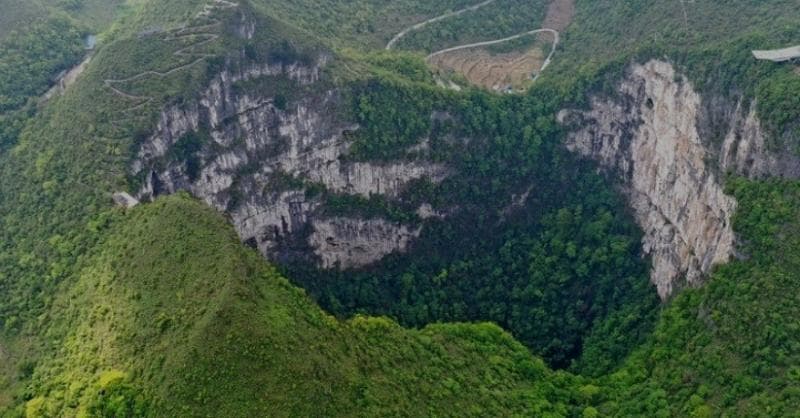 Lubang Runtuhan Raksasa Ditemukan di China, Apa Isinya?