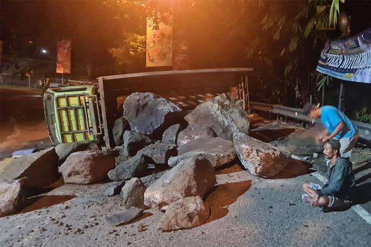 Kecelakaan di Tanjakan Patuk, Truk Pengangkut Batu Terguling Macetkan Jalan Jogja-Wonosari