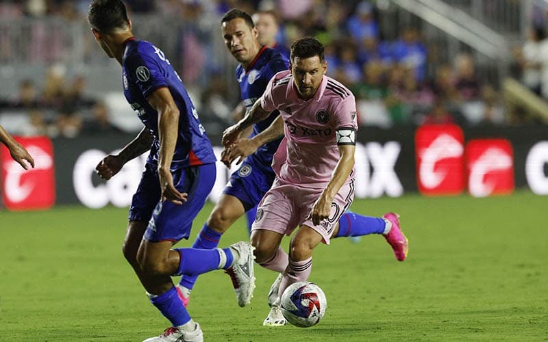 Pengertian Sepak Bola: Sejarah, Teknik Dasar, Peraturan dan Manfaatnya