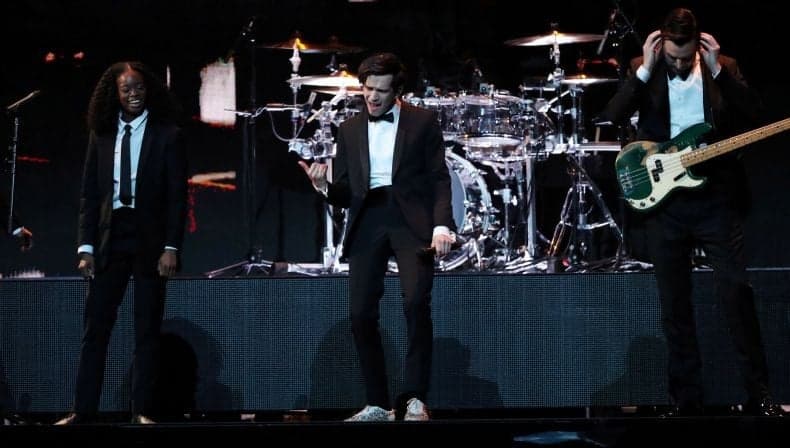 Lirik Lagu About You - The 1975 dan Terjemahan