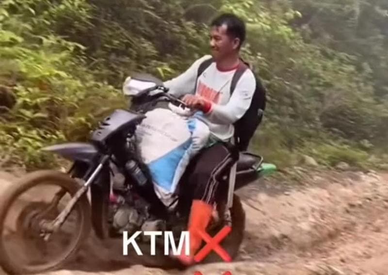 Viral Motor Trail KLX dan KTM Dikalahkan Bebek Supra di Jalan Berlumpur, Netizen: Motor Elit Skill Sulit Viral Motor Trail KLX dan KTM Dikalahkan Bebek Supra di Jalan Berlumpur, Netizen: Motor Elit Skill Sulit