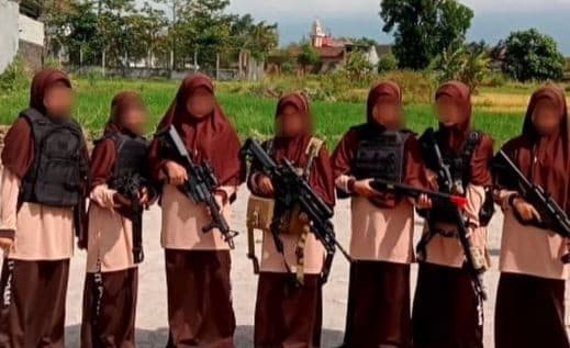 Santriwati di Magetan Viral Tenteng Laras Panjang saat MPLS, Ini Kata Ponpes Baitul Quran