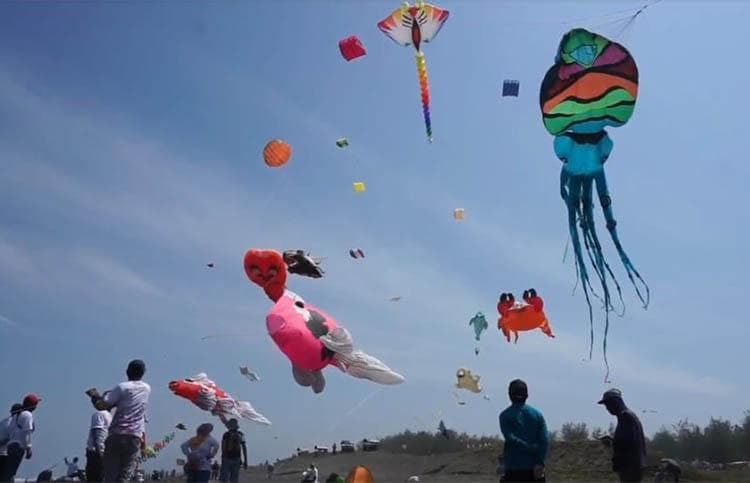Ratusan Layang-Layang Hiasi Langit Pantai Ketawang Purworejo, Ada 4 kelompok Luar Negeri