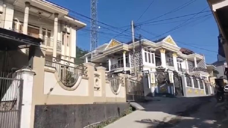 Viral Deretan Rumah Mewah Berarsitektur Eropa Kuno di Desa Terpencil Garut