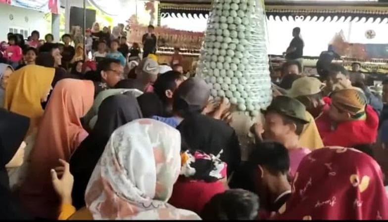 Tradisi Sedekah Bumi, Ribuan Warga Cilacap Berebut Gunungan Telur Asin Tradisi Sedekah Bumi, Ribuan Warga Cilacap Berebut Gunungan Telur Asin