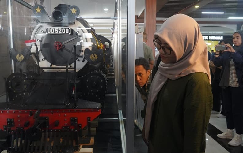 Miniatur Lokomotif Uap Terbesar di Indonesia Hadir di Stasiun Gubeng, Ini Sejarahnya