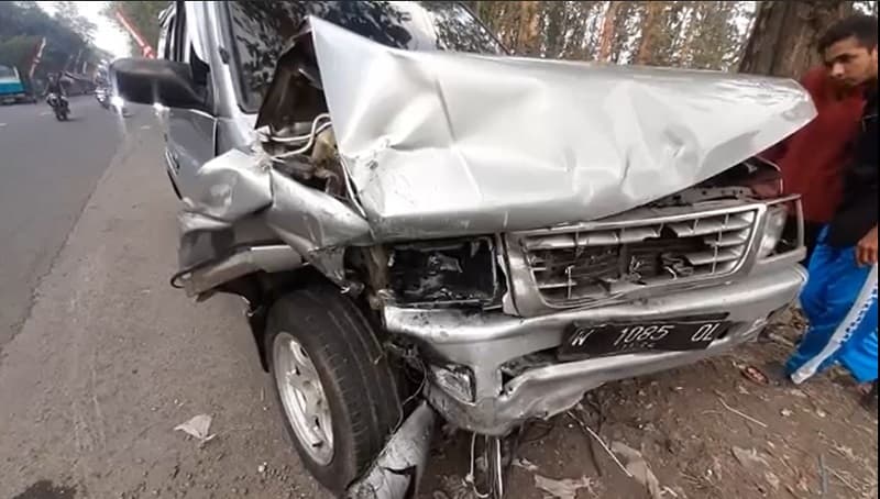 Kecelakaan Hari Ini di Jember, 2 Minibus Adu Moncong, 8 Penumpang Luka-Luka
