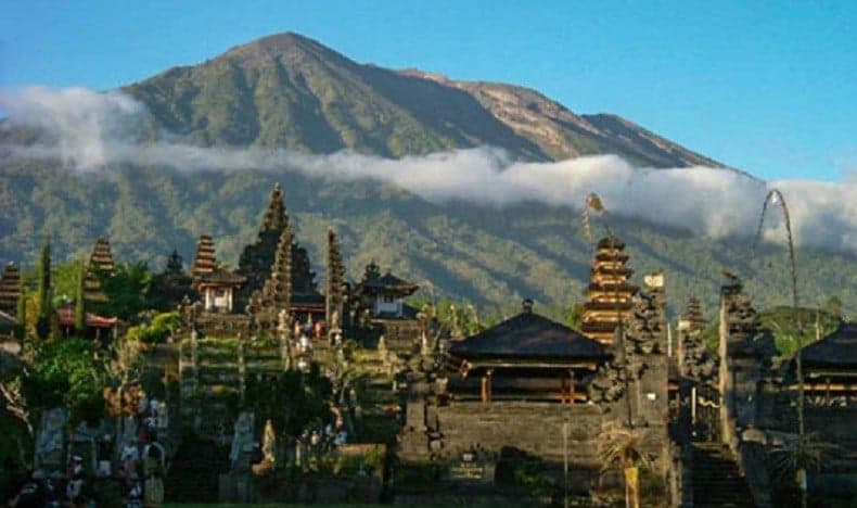 10 Gunung Tertinggi di Bali, Dianggap Suci hingga Makam Wali Pitu Penyebar Islam