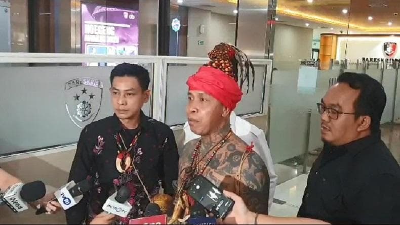 Panglima Jilah Datangi Bareskrim soal Kasus Rocky Gerung: Masyarakat Dayak Marah Panglima Jilah Datangi Bareskrim soal Kasus Rocky Gerung: Masyarakat Dayak Marah