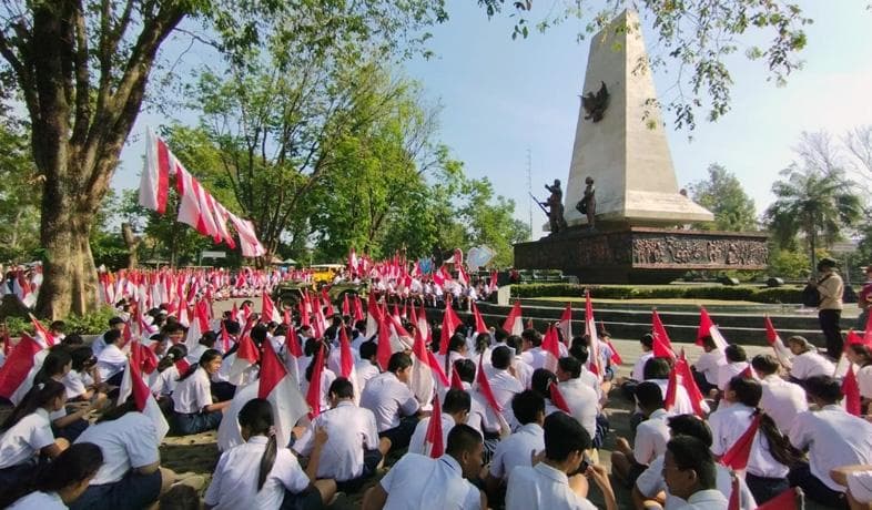 Sambut HUT ke-78 RI, Ribuan Siswa SD-SMP Ramaikan Pesta Bendera di Monumen 45 Solo