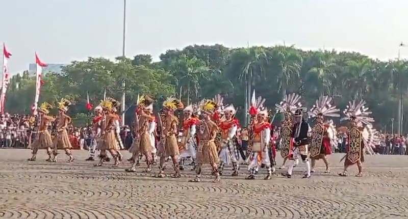 Momen HUT ke-78 RI, Parade Kirab Budaya Bendera Pusaka Disambut Antusias Warga Jakarta