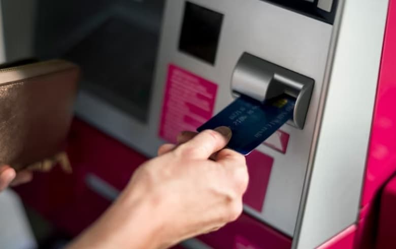 Layanan Bank Irlandia Error, Warga Bisa Tarik Uang di ATM Tanpa Saldo Layanan Bank Irlandia Error, Warga Bisa Tarik Uang di ATM Tanpa Saldo