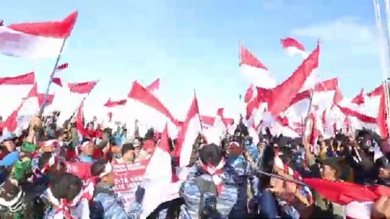 TNI AU Pecahkan Rekor Muri, 1.945 Bendera Merah Putih Dikibarkan di Puncak Ciremai