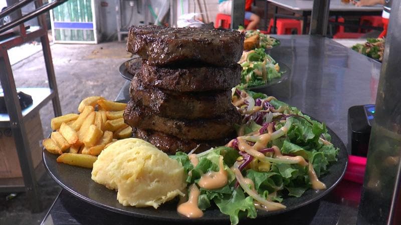 Nikmatnya Steak Tumpuk Seberat 1 Kg di Warung Pinggir Jalan, Empuk dan Minim Serat