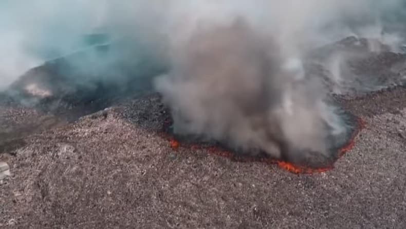 140.000 Liter Air Disiramkan ke Gunungan Sampah yang Terbakar di TPA Sarimukti KBB