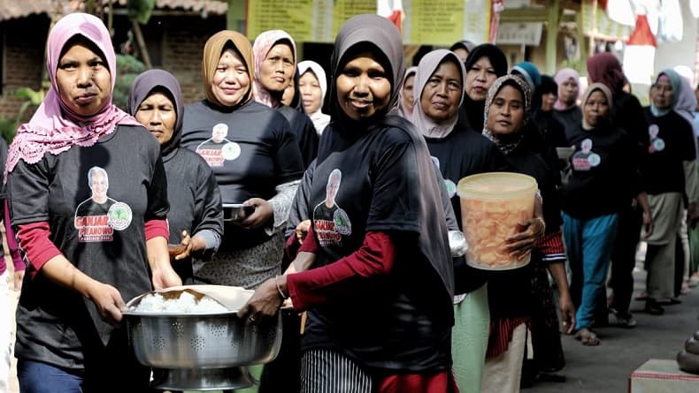 Relawan Ganjar Pranowo-Warga  Gotong Royong Bangun Fasilitas Umum di Kuningan