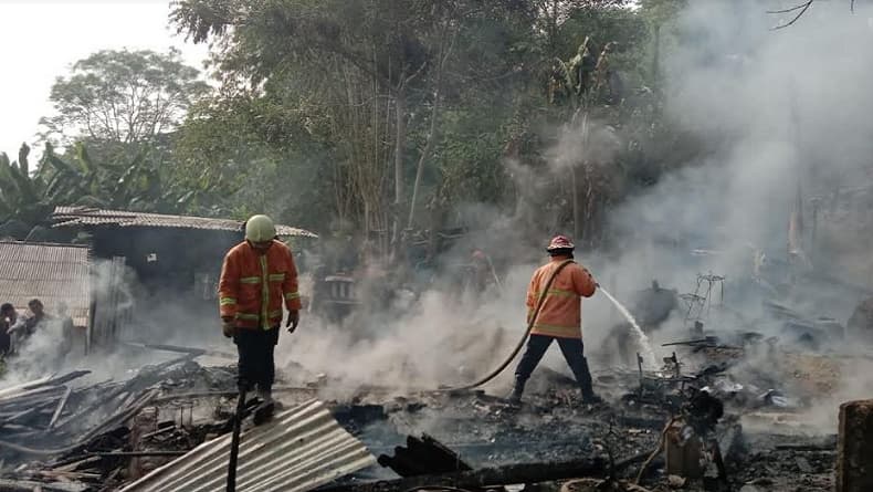 Kebakaran 2 Rumah Warga di Bandarlampung, 2 Orang Luka-Luka Dilarikan ke RS