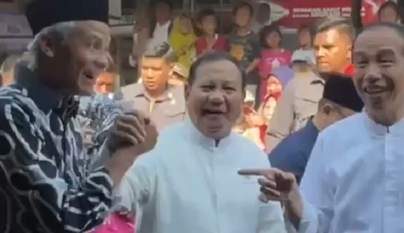 Presiden Jokowi Semringah Lihat Ganjar dan Prabowo Berjabat Tangan