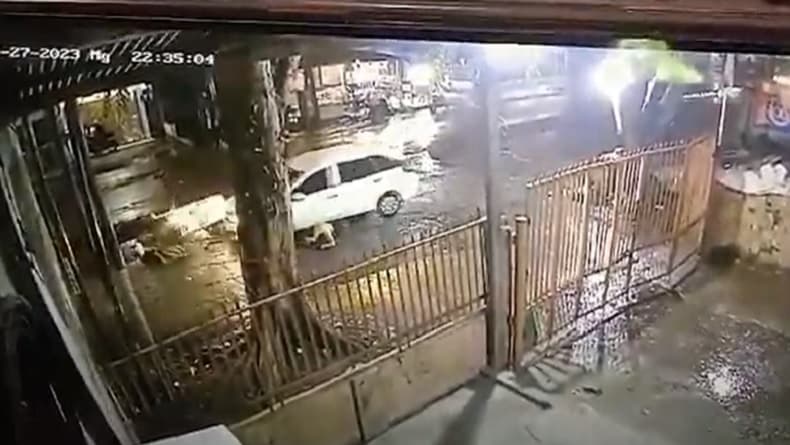 Mobil Tabrak Nenek Pedagang Lemang di Medan Terekam CCTV, Gerobak Hancur Kaki Tergilas