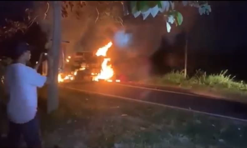 Kecelakaan Maut di Bone, Mobil Pikap Pasutri Terbalik dan Terbakar, 1 Tewas Kecelakaan Maut di Bone, Mobil Pikap Pasutri Terbalik dan Terbakar, 1 Tewas