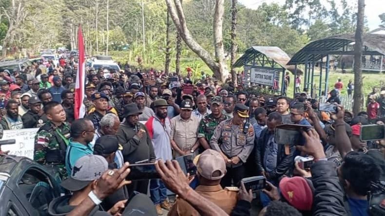 Tak Terima Kepala Kampung Diganti, Warga Palang Jalan Trans Wamena-Tolikara