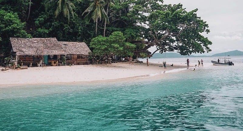 Kampung Unik di Desa Friwen Papua, Pemandangan Depan Rumah Pantai Biru Layaknya Surga