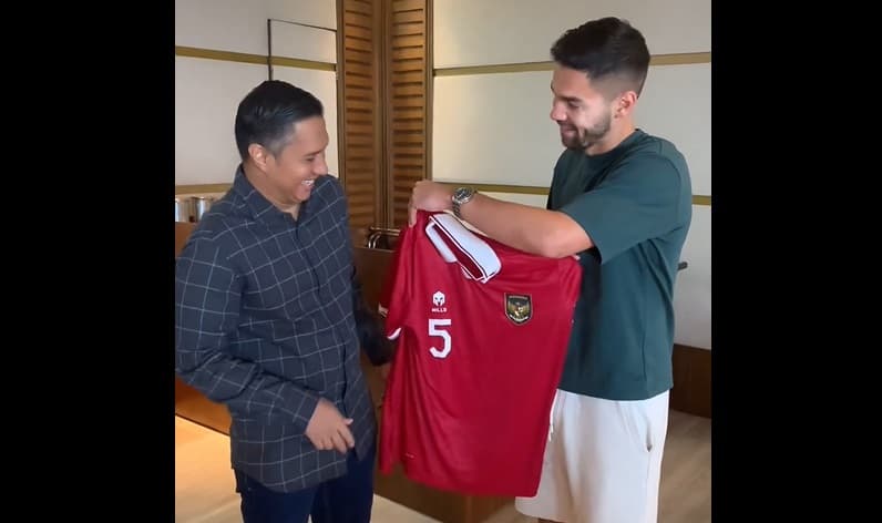 Bikin Haru, Sandy Walsh Hadiahi Jersey Debut di Timnas Indonesia untuk Orang Ini