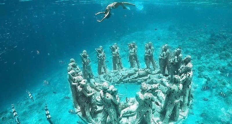 Kampung Unik di Lombok, di Desa Terpencilnya Ada Patung Misterius Dalam Laut Bikin Turis Penasaran