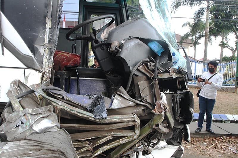 Kecelakaan Hari Ini, Bus Ringsek Tabrak Kontainer di Jalan Raya Malang-Surabaya