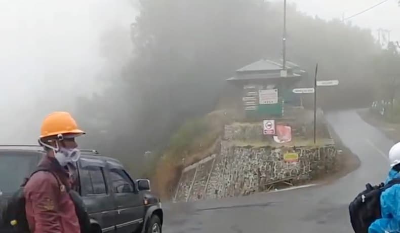 Gunung Bromo Diguyur Hujan Deras hingga Munculkan Kabut, Kebakaran Padam?