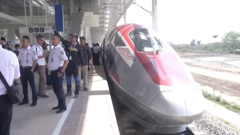 Antusiasme Warga Bandung Coba KCJB: Senang Banget, seperti Bukan di Indonesia