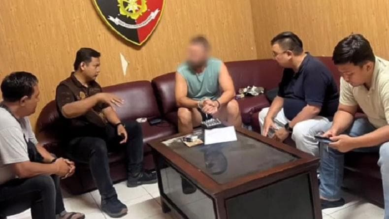 Sempat Viral di Bali, Bule yang Mesum Sambil Berdiri di Gang Rumah Warga Ditangkap