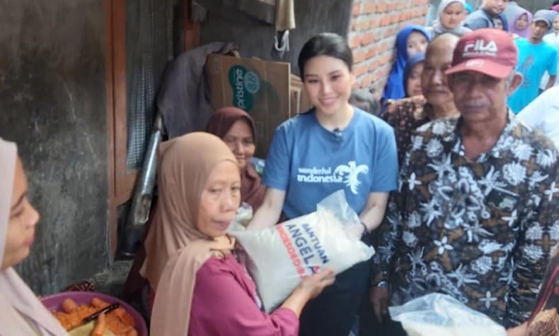 Waketum Partai Perindo Angela Tanoesoedibjo Berikan Beras Gratis ke Warga Surabaya