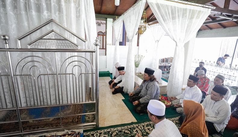 Cucu KH Utsman Al Ishaqi Doakan Ganjar Pranowo Jadi Presiden Cucu KH Utsman Al Ishaqi Doakan Ganjar Pranowo Jadi Presiden