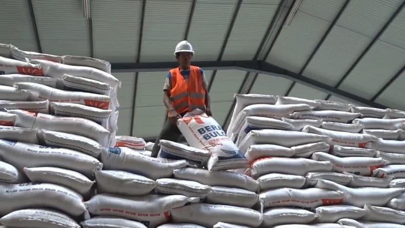 Bulog Bandung Gelontorkan 7.000 Ton Beras Medium per Bulan untuk Bantuan Pangan