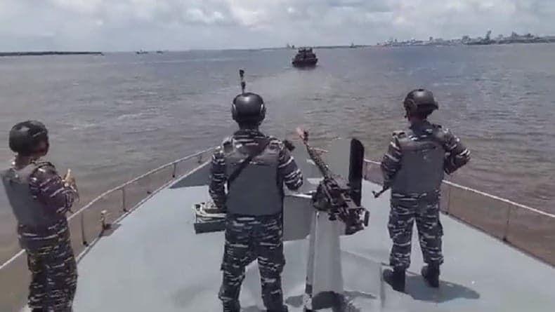 Diwarnai Kejar-kejaran, Kapal TNI AL Gagalkan Penyelundupan Pakaian Bekas asal Malaysia