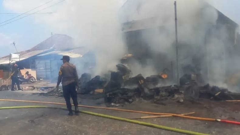2 Gudang Rongsok di Garut Ludes Terbakar, Api Diduga dari Pembakaran Sampah
