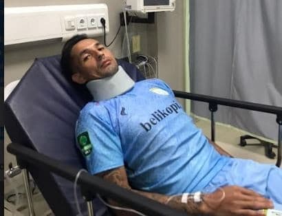 Pemain Persela Dibawa ke Rumah Sakit usai Benturan Keras Kontra Persekat Tegal