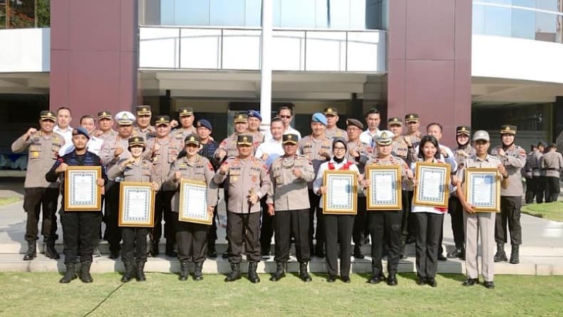 Tangkap Jambret, Anggota Brimobda Jateng Bripda Hendrawan Satrio Dapat Penghargaan