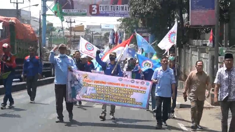 Buruh KBB Ancam Mogok Kerja, Desak Pj Bupati Rekomendasikan UMK 2024 di Luar PP 51 Buruh KBB Ancam Mogok Kerja, Desak Pj Bupati Rekomendasikan UMK 2024 di Luar PP 51