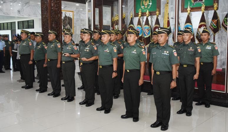 21 Perwira Menengah Kodam IV Diponegoro Naik Pangkat: 5 Kolonel, 5 Letkol, 11 Mayor 21 Perwira Menengah Kodam IV Diponegoro Naik Pangkat: 5 Kolonel, 5 Letkol, 11 Mayor