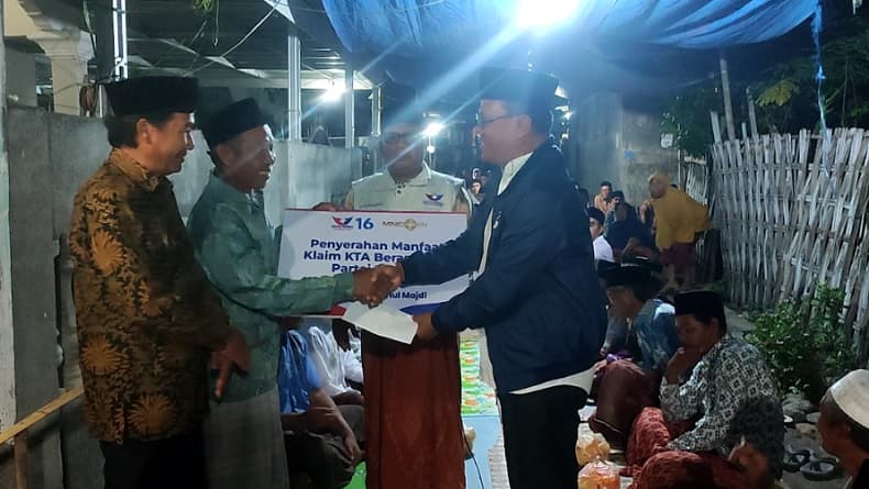 Bacaleg Partai Perindo Serahkan Klaim KTA Asuransi kepada Warga  Lombok Timur