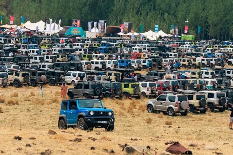 Keren, 796 Suzuki Jimny Berhasil Cetak Rekor Dunia Nyalakan Lampu Mobil