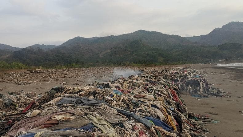 Sampah di Pantai Cibutun Sukabumi Disebut Abadi, Numpuk saat Ombak Sedang Tinggi
